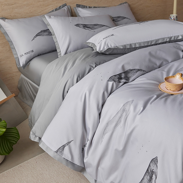 91家纺网 家纺一手货源 找家纺 千朵森 2026新款海洋风全棉纯棉50S数码印花拼角四件套 HY灰海鲸屿