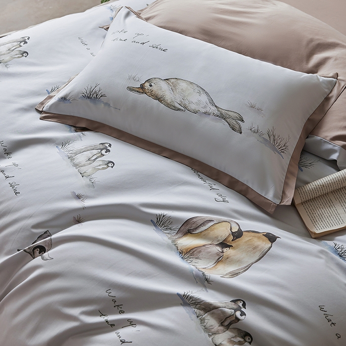 91家纺网 家纺一手货源 找家纺 千朵森 2026新款海洋风全棉纯棉50S数码印花拼角四件套 HY企鹅奇缘