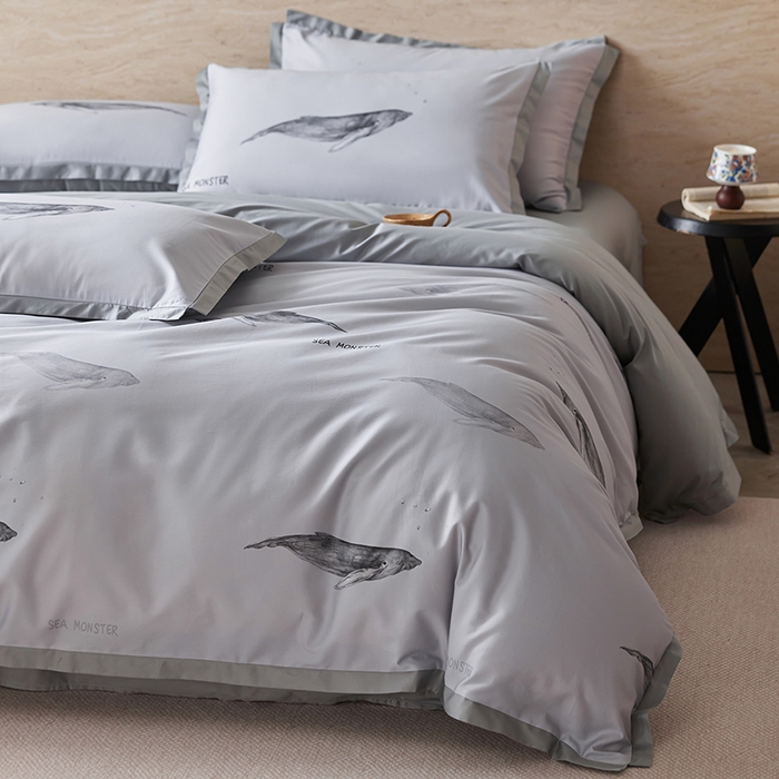 91家纺网 家纺一手货源 找家纺 千朵森 2026新款海洋风全棉纯棉50S数码印花拼角四件套 HY灰海鲸屿