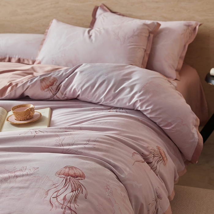 91家纺网 家纺一手货源 找家纺 千朵森 2026新款海洋风全棉纯棉50S数码印花拼角四件套 HY水母私语