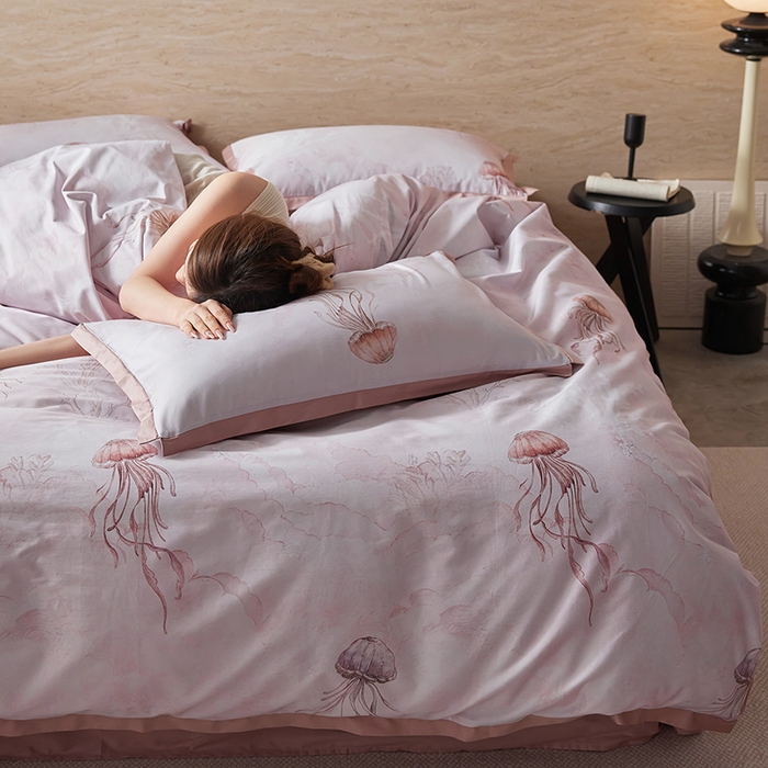 91家纺网 家纺一手货源 找家纺 千朵森 2026新款海洋风全棉纯棉50S数码印花拼角四件套 HY水母私语