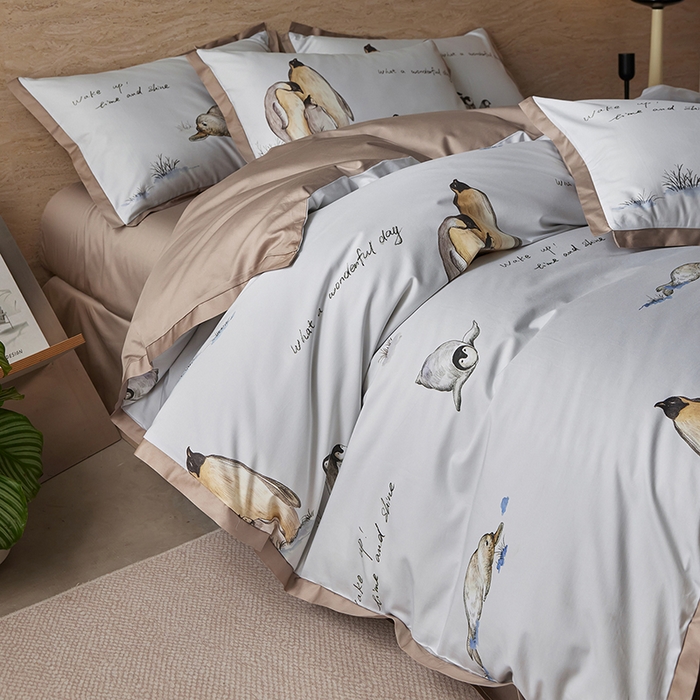 91家纺网 家纺一手货源 找家纺 千朵森 2026新款海洋风全棉纯棉50S数码印花拼角四件套 HY企鹅奇缘