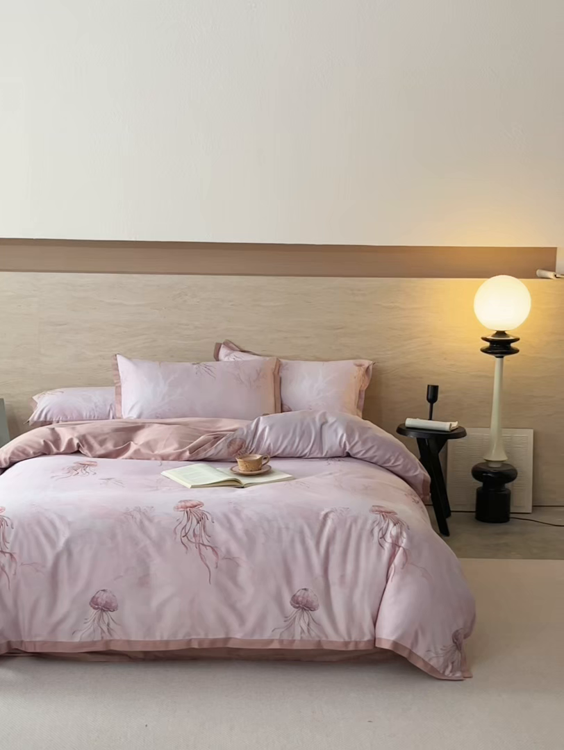 91家纺网 家纺一手货源 找家纺 千朵森 2026新款海洋风全棉纯棉50S数码印花拼角四件套 HY水母私语