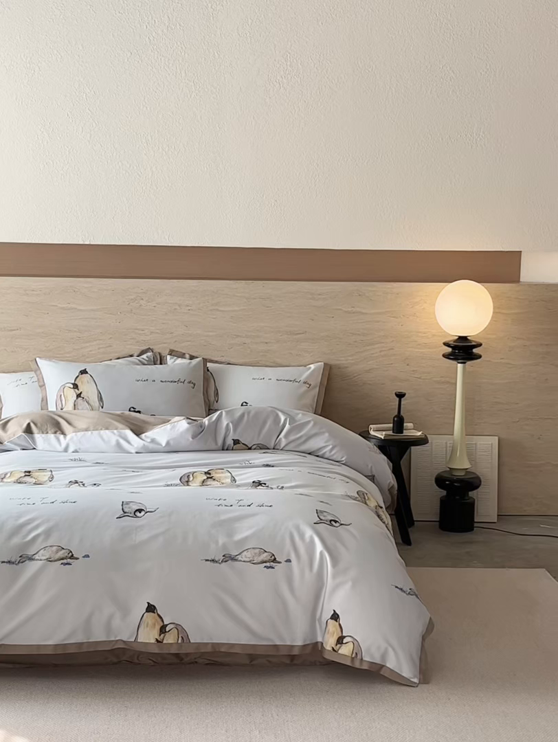 91家纺网 家纺一手货源 找家纺 千朵森 2026新款海洋风全棉纯棉50S数码印花拼角四件套 HY企鹅奇缘