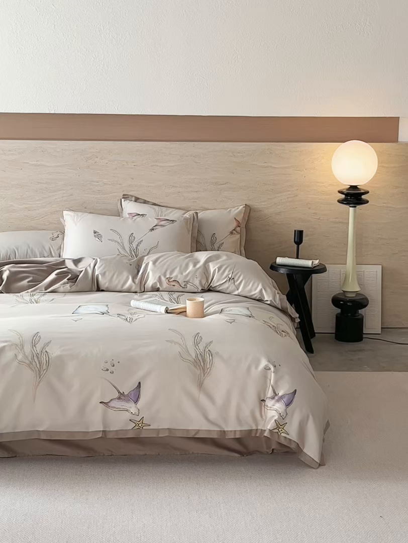 91家纺网 家纺一手货源 找家纺 千朵森 2026新款海洋风全棉纯棉50S数码印花拼角四件套 HY浅海秘屿