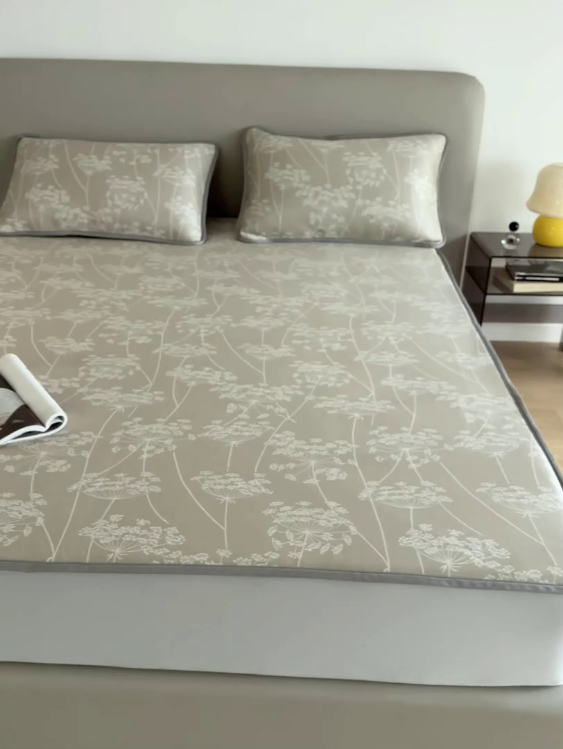 91家纺网 家纺一手货源 找家纺 千朵森 2026新款冰岛冰感丝床笠款凉席三件套-风格一 冰岛-浅茶杏