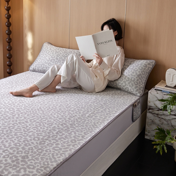 91家纺网 家纺一手货源 找家纺 千朵森 2026新款A类抗菌冰岛冰感丝床笠款凉席三件套 风格二 冰岛-山茶灰