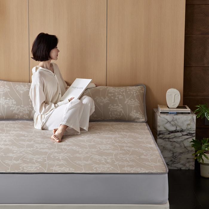 91家纺网 家纺一手货源 找家纺 千朵森 2026新款A类抗菌冰岛冰感丝床笠款凉席三件套 风格二 冰岛-浅茶杏