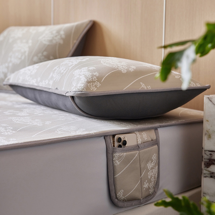 91家纺网 家纺一手货源 找家纺 千朵森 2026新款A类抗菌冰岛冰感丝床笠款凉席三件套 风格二 冰岛-浅茶杏