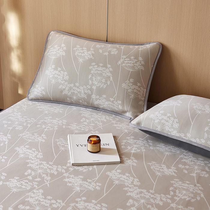 91家纺网 家纺一手货源 找家纺 千朵森 2026新款A类抗菌冰岛冰感丝床笠款凉席三件套 风格二 冰岛-浅茶杏