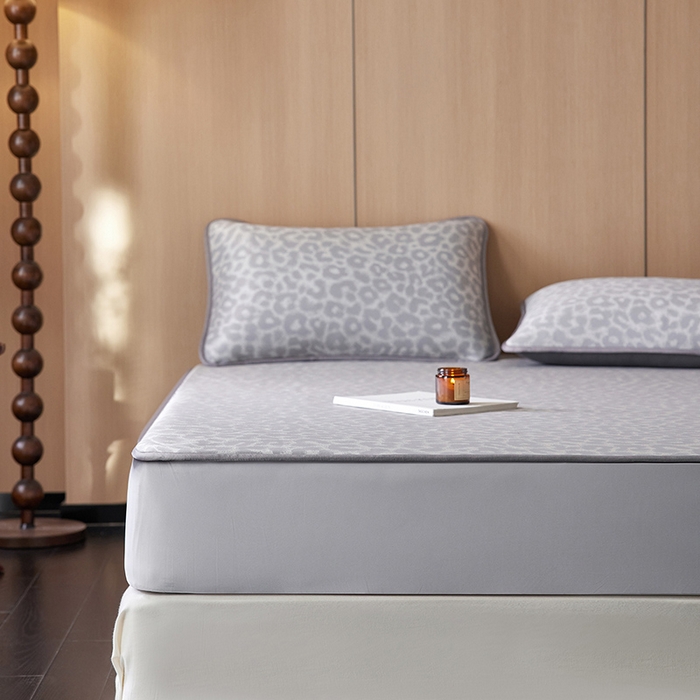 91家纺网 家纺一手货源 找家纺 千朵森 2026新款A类抗菌冰岛冰感丝床笠款凉席三件套 风格二 冰岛-山茶灰