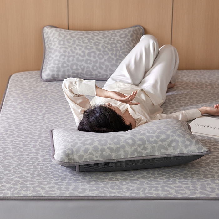 91家纺网 家纺一手货源 找家纺 千朵森 2026新款A类抗菌冰岛冰感丝床笠款凉席三件套 风格二 冰岛-山茶灰