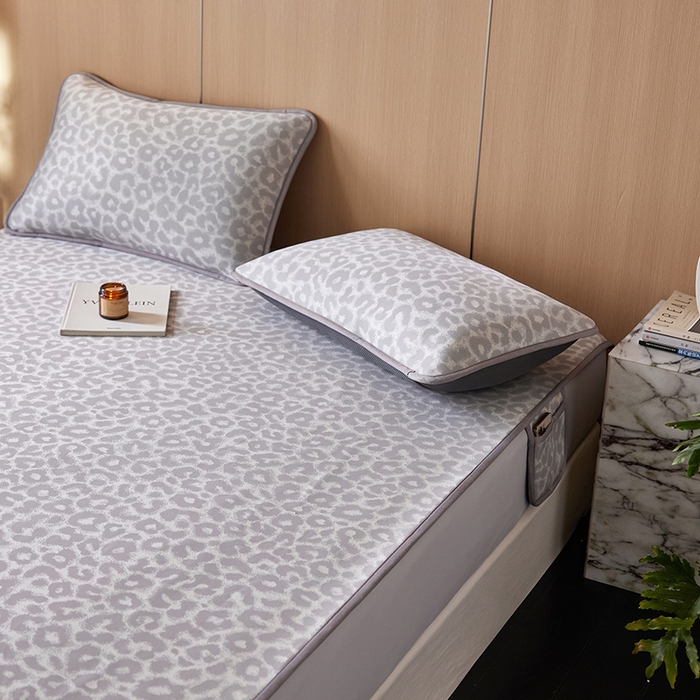 91家纺网 家纺一手货源 找家纺 千朵森 2026新款A类抗菌冰岛冰感丝床笠款凉席三件套 风格二 冰岛-山茶灰