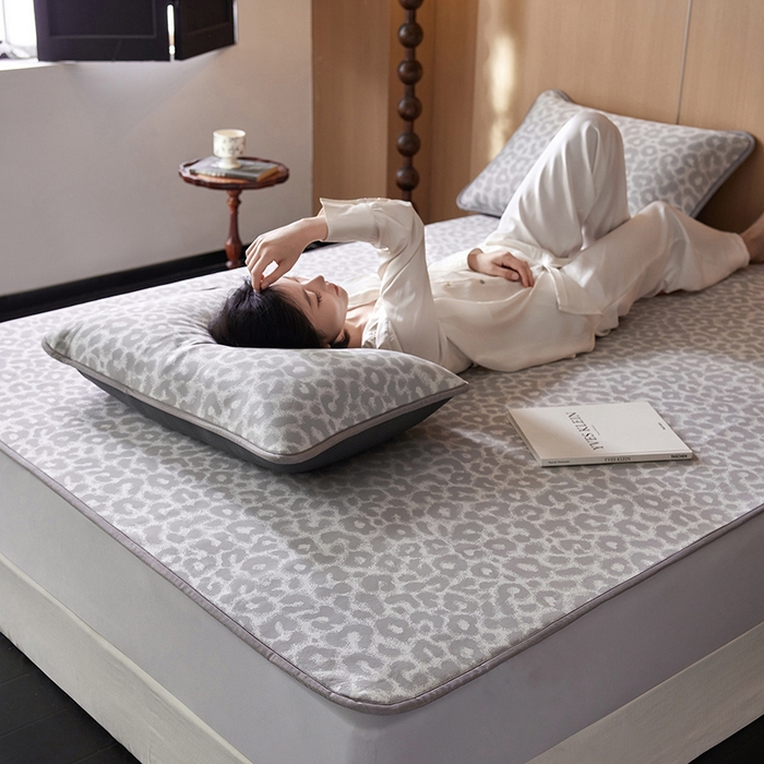 91家纺网 家纺一手货源 找家纺 千朵森 2026新款A类抗菌冰岛冰感丝床笠款凉席三件套 风格二 冰岛-山茶灰