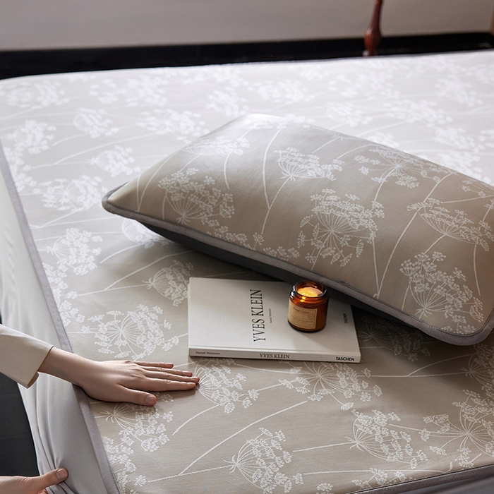 91家纺网 家纺一手货源 找家纺 千朵森 2026新款A类抗菌冰岛冰感丝床笠款凉席三件套 风格二 冰岛-浅茶杏