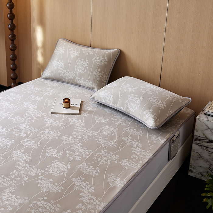 91家纺网 家纺一手货源 找家纺 千朵森 2026新款A类抗菌冰岛冰感丝床笠款凉席三件套 风格二 冰岛-浅茶杏