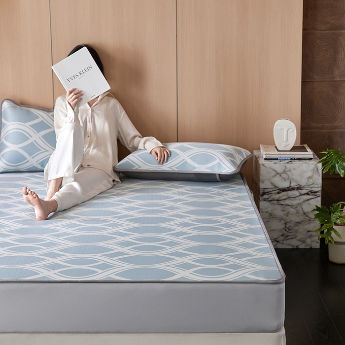 91家纺网 家纺一手货源 找家纺 千朵森 2026新款A类抗菌冰岛冰感丝床笠款凉席三件套 风格二 冰岛-晴空蓝