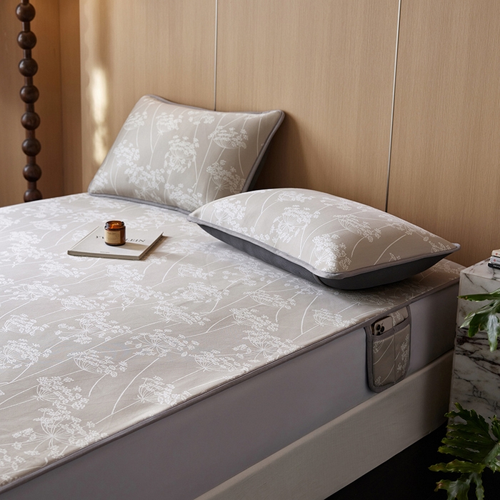 91家纺网 家纺一手货源 找家纺 千朵森 2026新款A类抗菌冰岛冰感丝床笠款凉席三件套 风格二 冰岛-浅茶杏