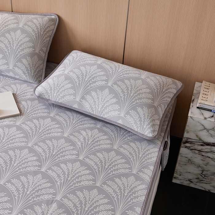 91家纺网 家纺一手货源 找家纺 千朵森 2026新款A类抗菌冰岛冰感丝床笠款凉席三件套 风格二 冰岛-山梗灰