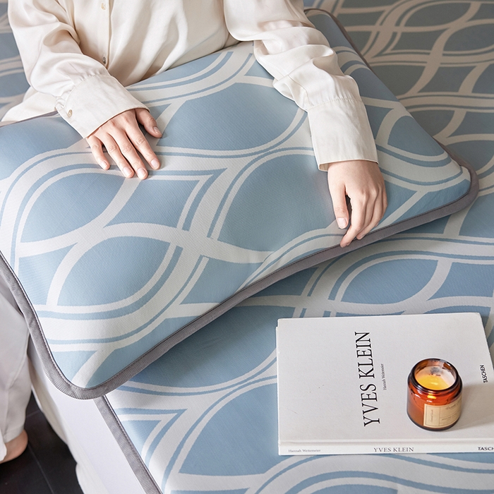 91家纺网 家纺一手货源 找家纺 千朵森 2026新款A类抗菌冰岛冰感丝床笠款凉席三件套 风格二 冰岛-晴空蓝