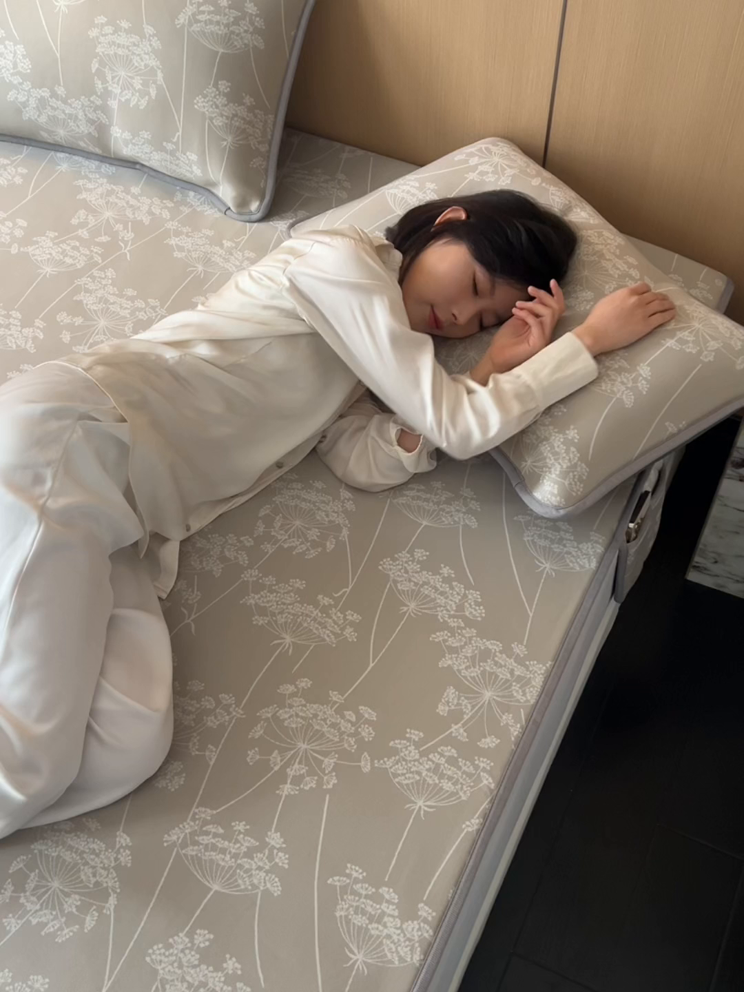 91家纺网 家纺一手货源 找家纺 千朵森 2026新款A类抗菌冰岛冰感丝床笠款凉席三件套 风格二 冰岛-浅茶杏