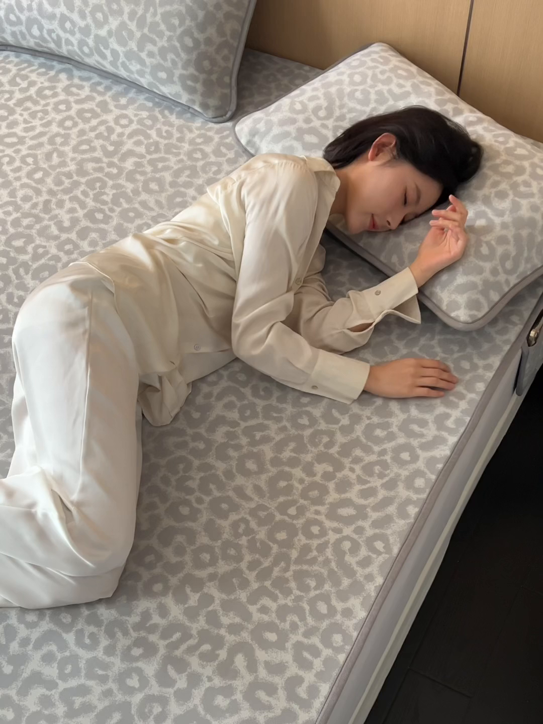 91家纺网 家纺一手货源 找家纺 千朵森 2026新款A类抗菌冰岛冰感丝床笠款凉席三件套 风格二 冰岛-山茶灰