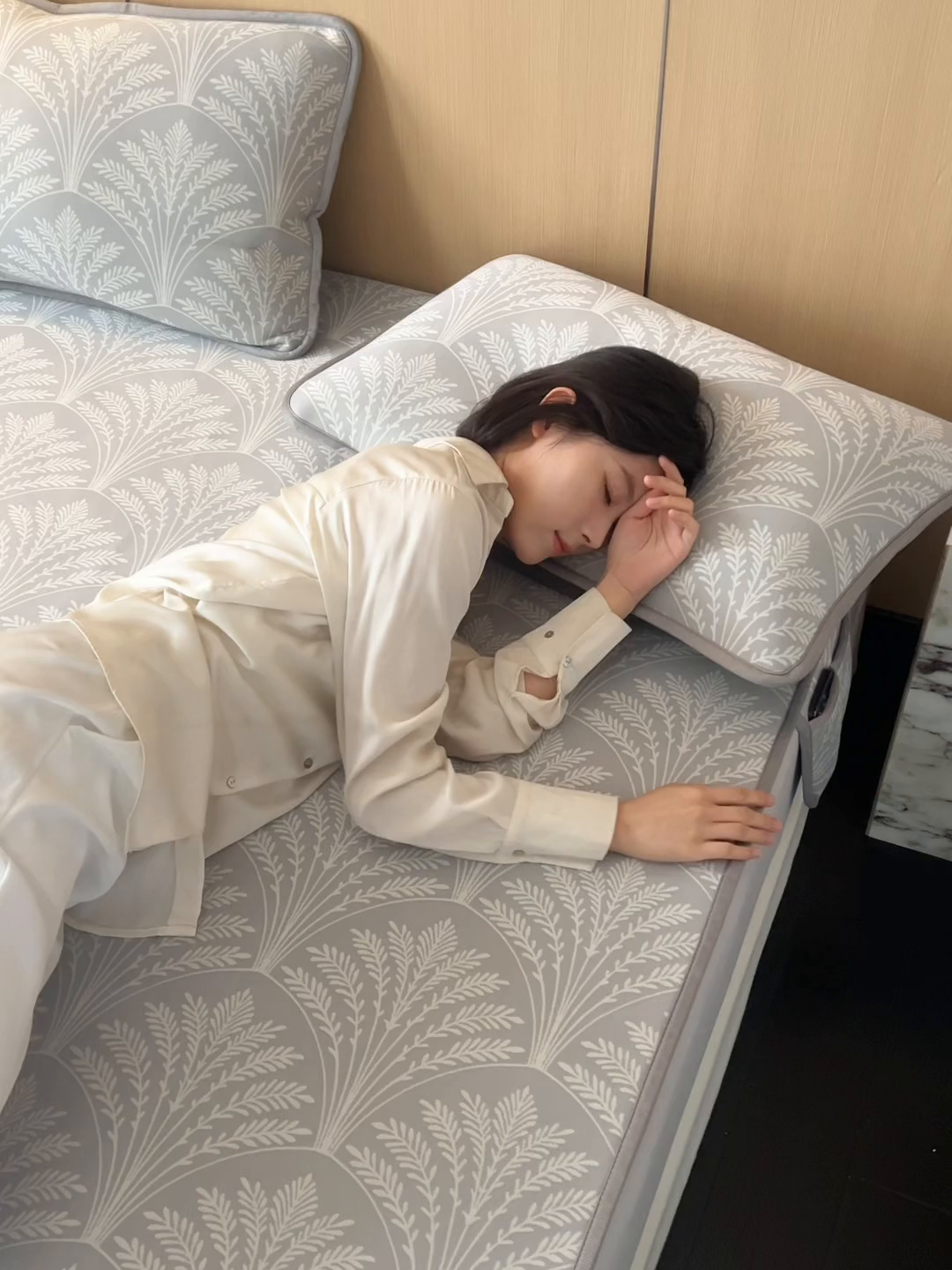 91家纺网 家纺一手货源 找家纺 千朵森 2026新款A类抗菌冰岛冰感丝床笠款凉席三件套 风格二 冰岛-山梗灰