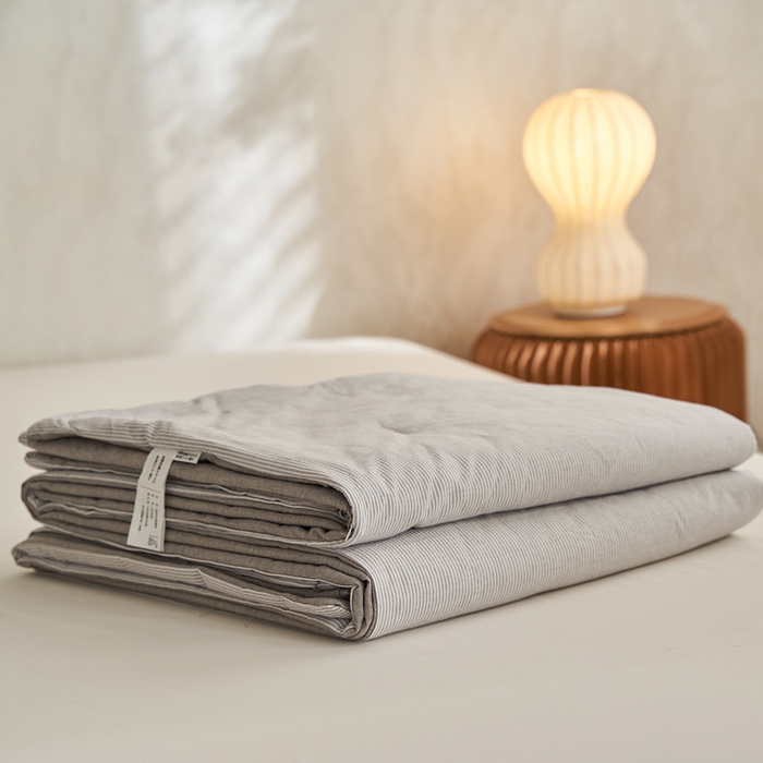 91家纺网 家纺一手货源 找家纺 千朵森 2026新款A类全棉色织水洗棉夏被夏被四件套 沙杏灰细条纹