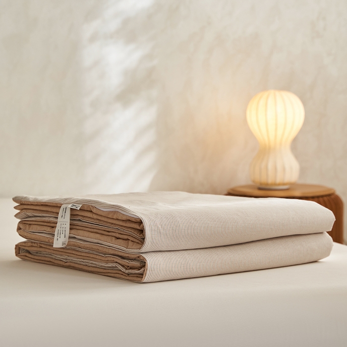 91家纺网 家纺一手货源 找家纺 千朵森 2026新款A类全棉色织水洗棉夏被夏被四件套 秋叶桔细条纹