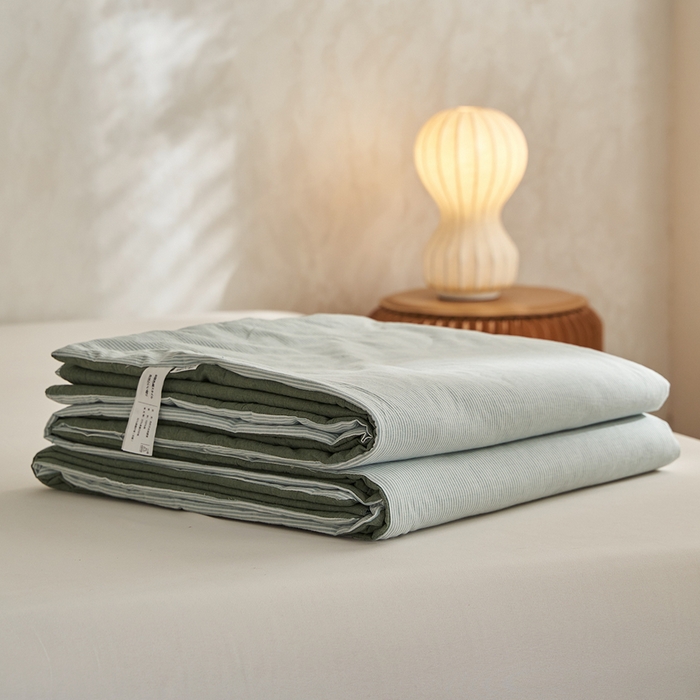 91家纺网 家纺一手货源 找家纺 千朵森 2026新款A类全棉色织水洗棉夏被夏被四件套 豆绿细条纹