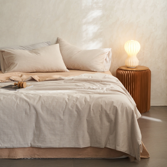 91家纺网 家纺一手货源 找家纺 千朵森 2026新款A类全棉色织水洗棉夏被夏被四件套 秋叶桔细条纹