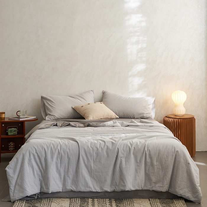 91家纺网 家纺一手货源 找家纺 千朵森 2026新款A类全棉色织水洗棉夏被夏被四件套 沙杏灰细条纹