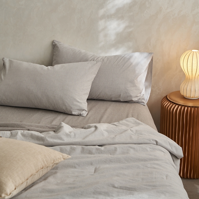 91家纺网 家纺一手货源 找家纺 千朵森 2026新款A类全棉色织水洗棉夏被夏被四件套 沙杏灰细条纹