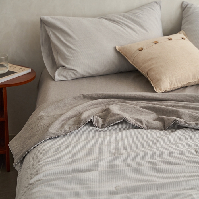 91家纺网 家纺一手货源 找家纺 千朵森 2026新款A类全棉色织水洗棉夏被夏被四件套 沙杏灰细条纹