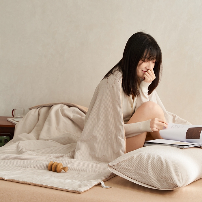 91家纺网 家纺一手货源 找家纺 千朵森 2026新款A类全棉色织水洗棉夏被夏被四件套 秋叶桔细条纹