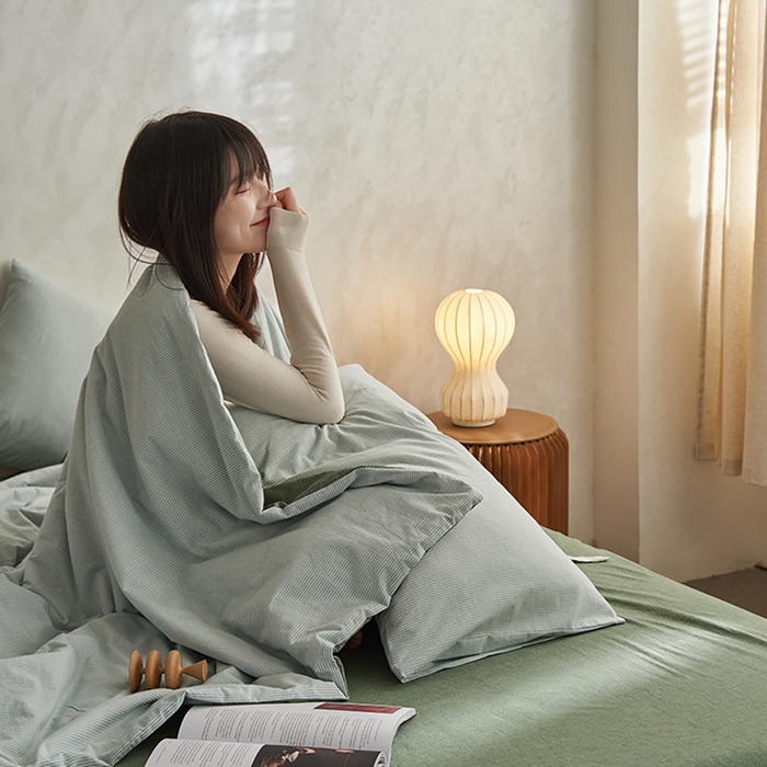 91家纺网 家纺一手货源 找家纺 千朵森 2026新款A类全棉色织水洗棉夏被夏被四件套 豆绿细条纹