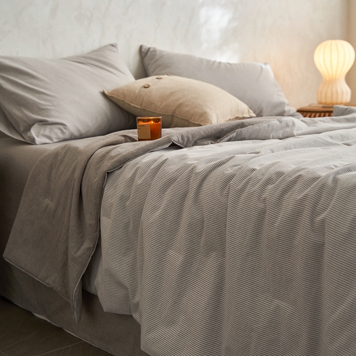 91家纺网 家纺一手货源 找家纺 千朵森 2026新款A类全棉色织水洗棉夏被夏被四件套 沙杏灰细条纹