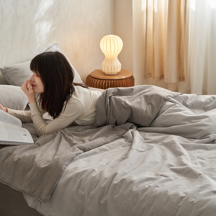 91家纺网 家纺一手货源 找家纺 千朵森 2026新款A类全棉色织水洗棉夏被夏被四件套 沙杏灰细条纹