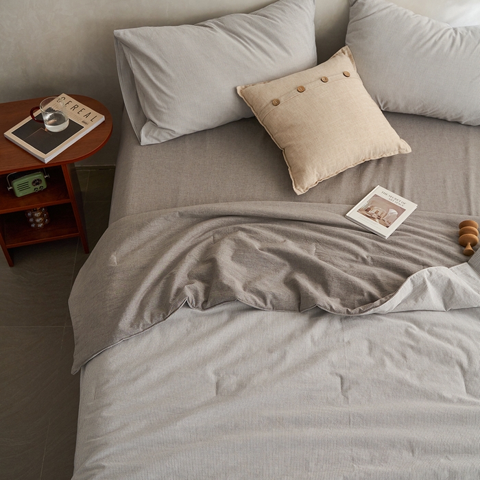 91家纺网 家纺一手货源 找家纺 千朵森 2026新款A类全棉色织水洗棉夏被夏被四件套 沙杏灰细条纹