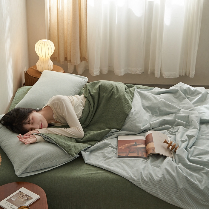 91家纺网 家纺一手货源 找家纺 千朵森 2026新款A类全棉色织水洗棉夏被夏被四件套 豆绿细条纹