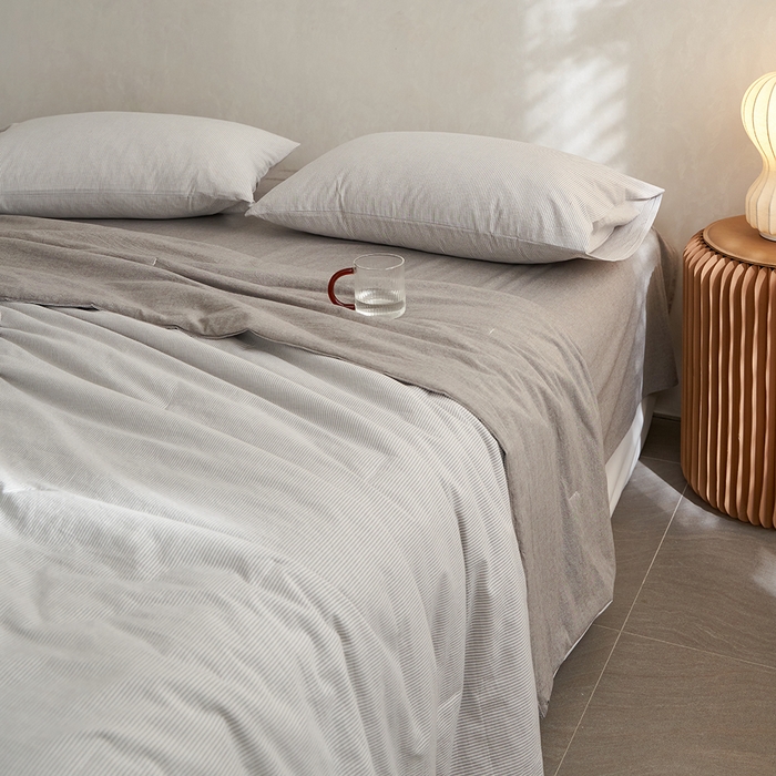 91家纺网 家纺一手货源 找家纺 千朵森 2026新款A类全棉色织水洗棉夏被夏被四件套 沙杏灰细条纹