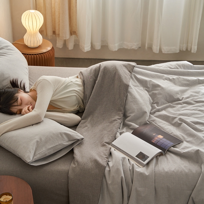 91家纺网 家纺一手货源 找家纺 千朵森 2026新款A类全棉色织水洗棉夏被夏被四件套 沙杏灰细条纹