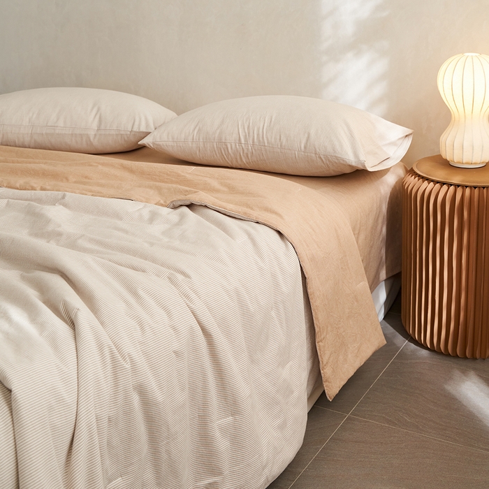 91家纺网 家纺一手货源 找家纺 千朵森 2026新款A类全棉色织水洗棉夏被夏被四件套 秋叶桔细条纹