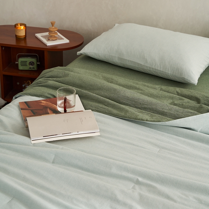 91家纺网 家纺一手货源 找家纺 千朵森 2026新款A类全棉色织水洗棉夏被夏被四件套 豆绿细条纹