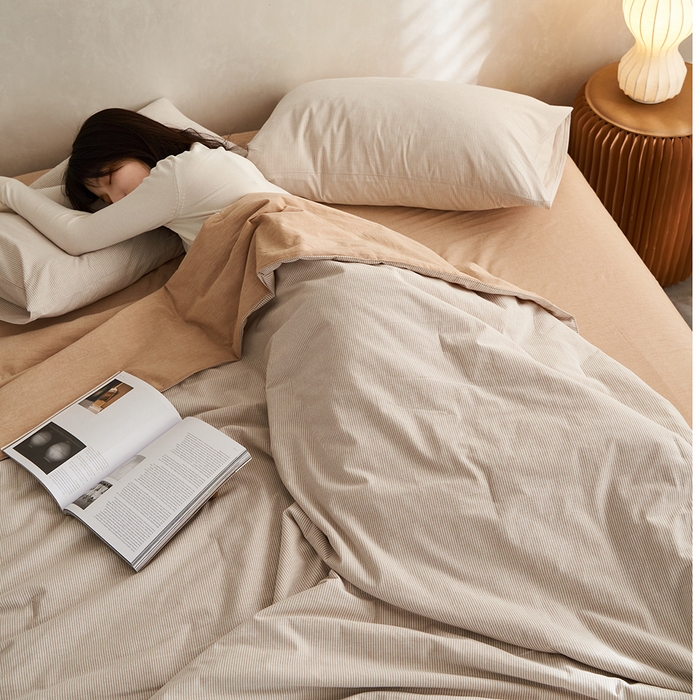 91家纺网 家纺一手货源 找家纺 千朵森 2026新款A类全棉色织水洗棉夏被夏被四件套 秋叶桔细条纹