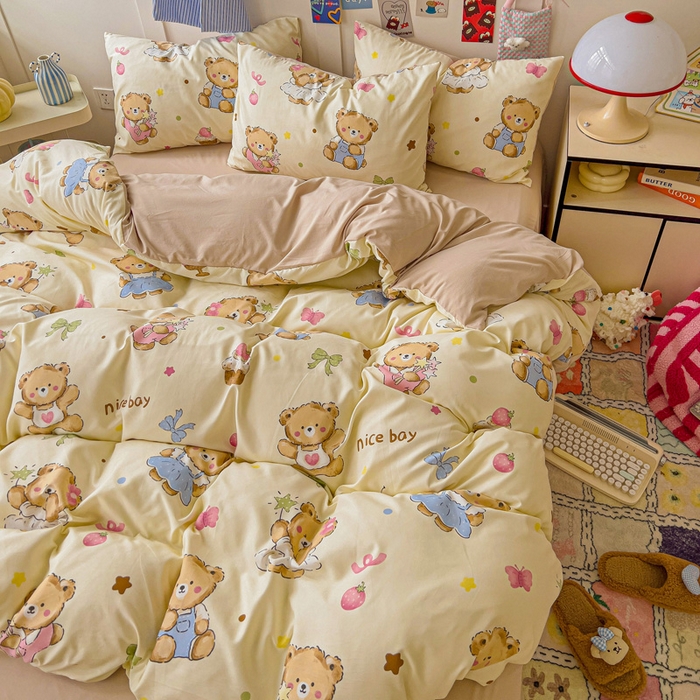91家纺网 家纺一手货源 找家纺 欧妮家纺 2025新款AB版印花水洗棉四件套系列卡通床单被套学生宿舍床上三件套-提供买家秀 草莓奶熊