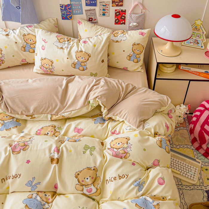 91家纺网 家纺一手货源 找家纺 欧妮家纺 2025新款AB版印花水洗棉四件套系列卡通床单被套学生宿舍床上三件套-提供买家秀 草莓奶熊