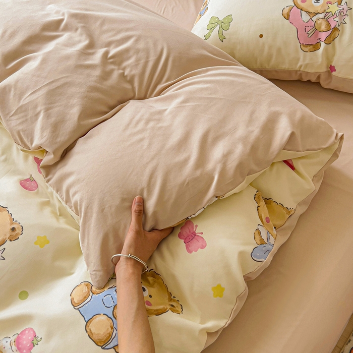 91家纺网 家纺一手货源 找家纺 欧妮家纺 2025新款AB版印花水洗棉四件套系列卡通床单被套学生宿舍床上三件套-提供买家秀 草莓奶熊