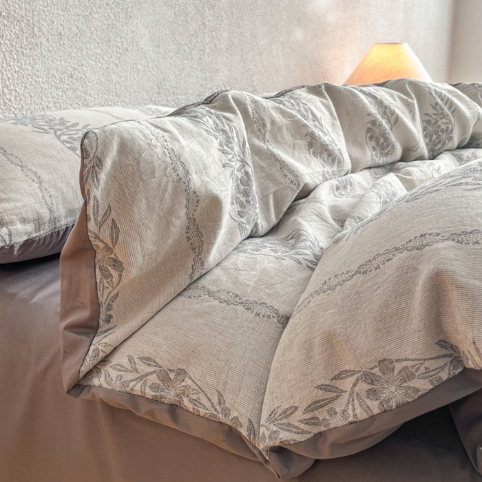 91家纺网 家纺一手货源 找家纺 恋人优选 2026新款全棉纯棉三层提花四件套 花蔓吟-灰