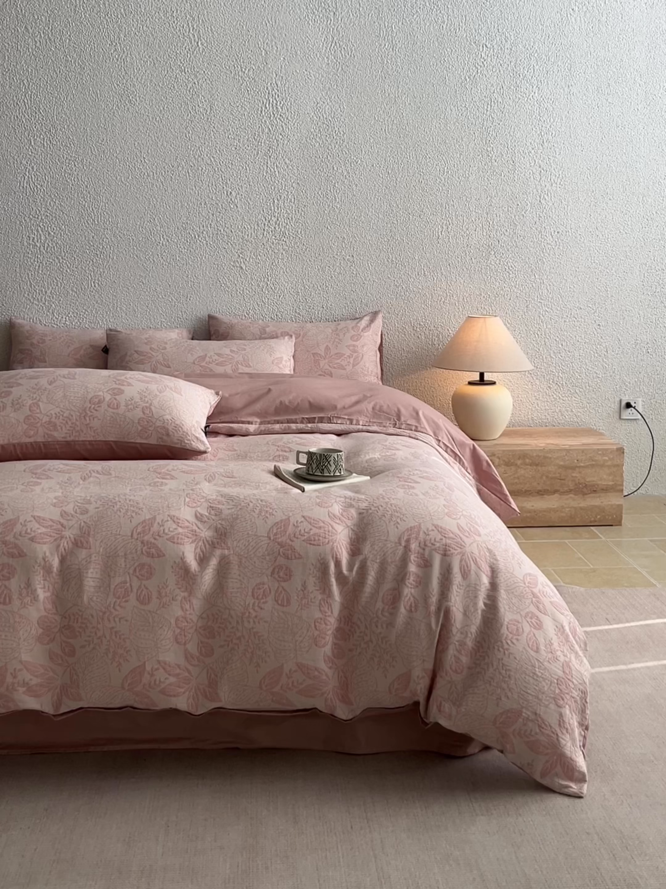 91家纺网 家纺一手货源 找家纺 恋人优选 2026新款全棉纯棉三层提花四件套 茎叶时光-粉